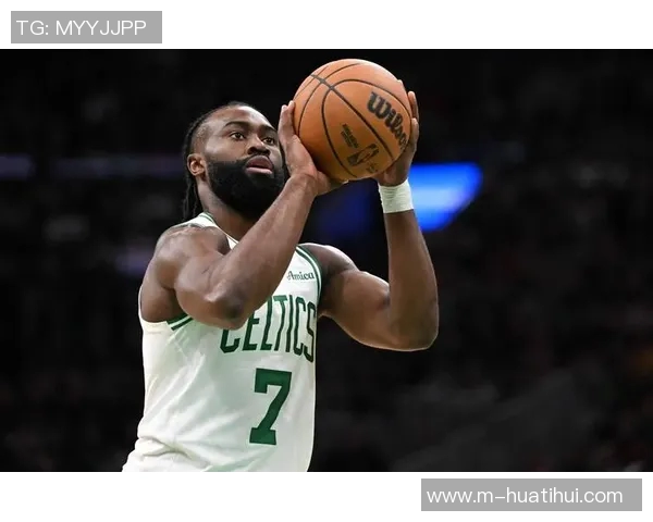 杰伦布朗首节狂砍19分3板2助2断三分火力全开助力球队领先