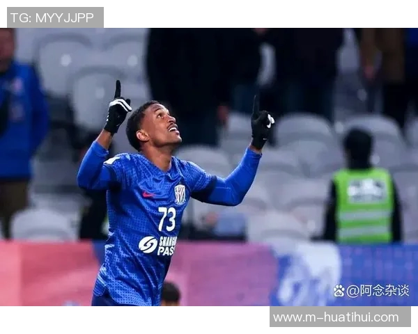 广岛球员失误送机会米内罗头球被解围路易斯补射遗憾中柱