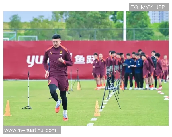 国足专注体能训练邵佳一持续考察队员状态与表现